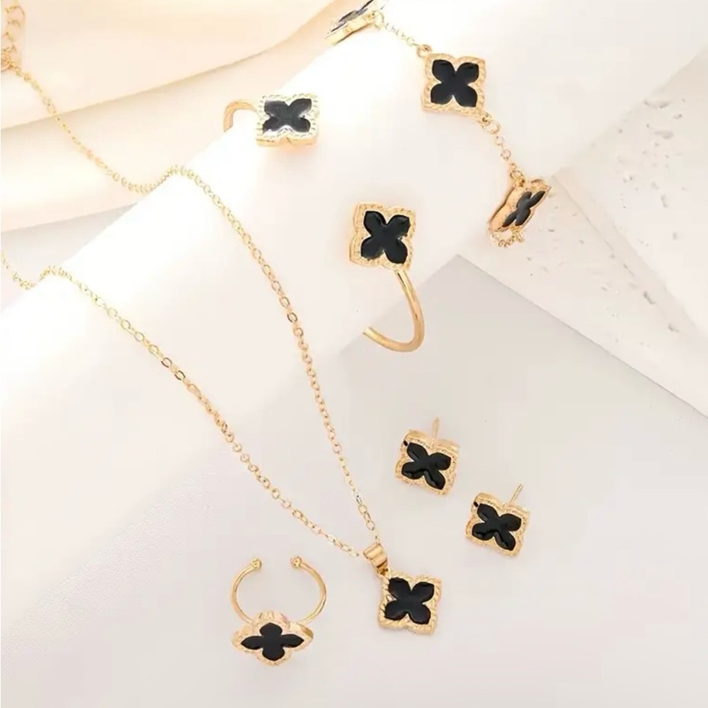 Elegant Gold and Black Clover Jewelry Set